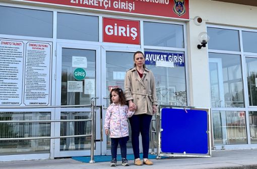 Meric Demir Kahraman mit ihrer Tochter Vera vor dem Besuchereingang des Hochsicherheitsgefängnis Silivri Foto: privat