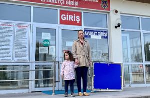 Meric Demir Kahraman mit ihrer Tochter Vera vor dem Besuchereingang des Hochsicherheitsgefängnis Silivri Foto: privat