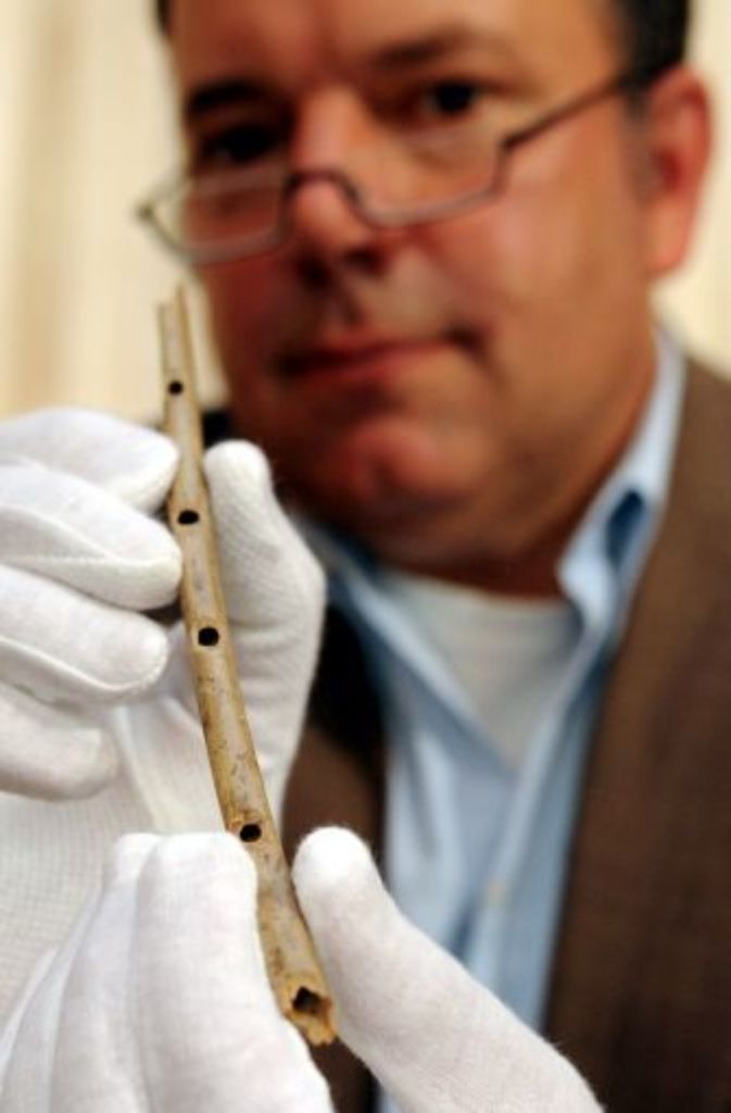 Der Tübinger Archäologe Nicholas Conard präsentiert eine 35.000 Jahre alte Flöte aus Knochen.