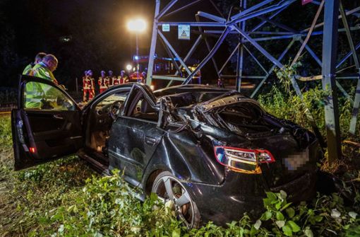 Der 23-jährige Fahrer eines Audi ist bei dem Unfall schwer verletzt worden. Foto: SDMG