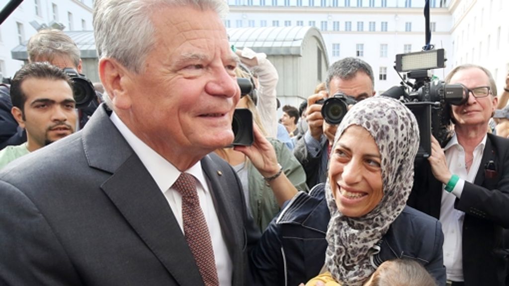  Bundespräsident Joachim Gauck hat am Mittwochvormittag eine Flüchtlingsunterkunft in Berlin besucht. Er lobte die vielen Freiwilligen und warnte vor einem „Dunkeldeutschland“. 