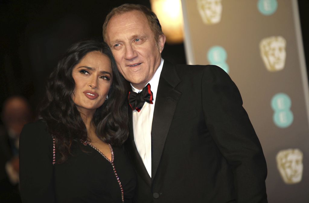 Die mexikanisch-US-amerikanische Schauspielerin Salma Hayek und ihr Ehemann, der französische Manager, Francois-Henri Pinault, hatten sich ebenfalls dem Kleiderstil der anderen Stars angepasst ...