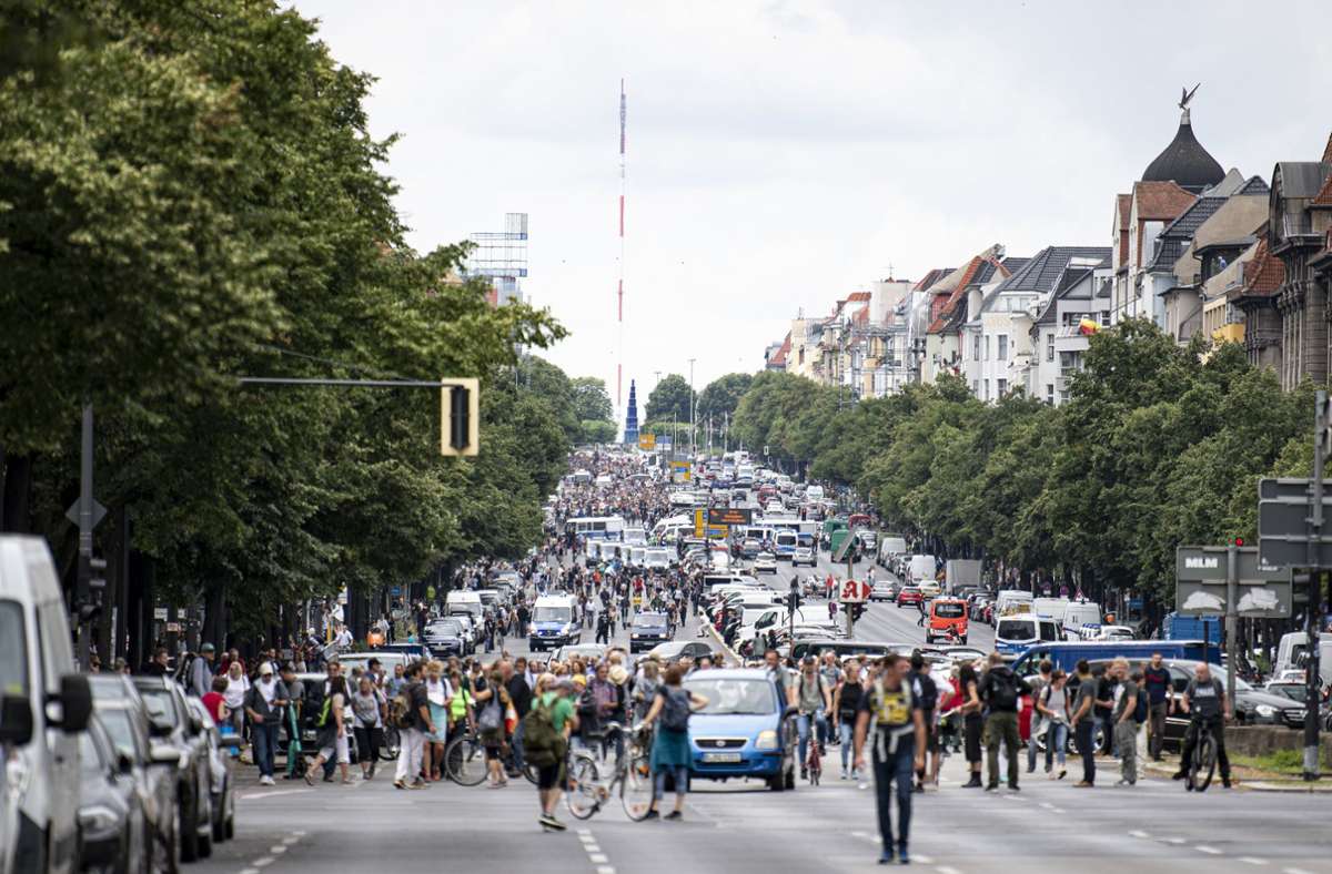 Ein Mann ist bei den Demos in Berlin kollabiert und anschließend gestorben.