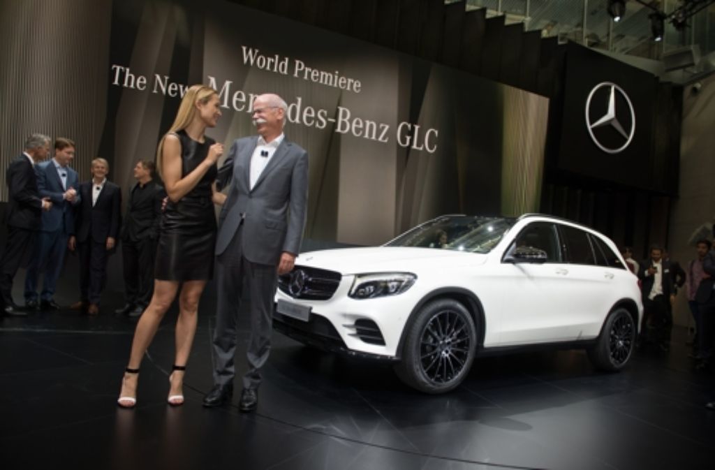 Daimler-Chef Dieter Zetsche und Model Petra Nemcova präsentieren den neuen Geländewagen Mercedes-Benz GLC.