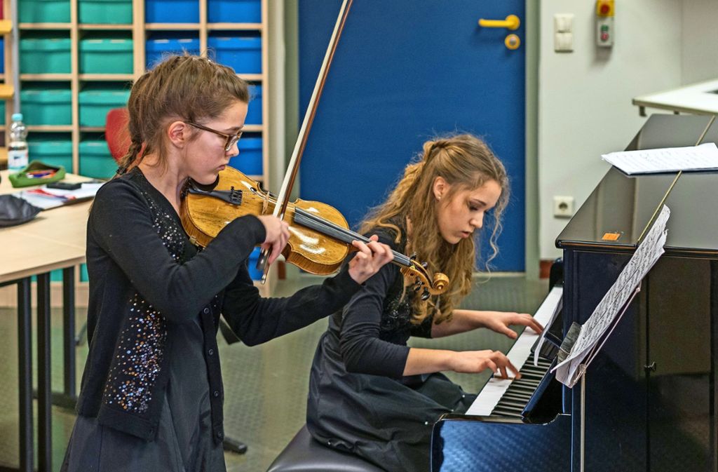 Lucie (Violine) und Elena Müller aus Ludwigsburg haben mit 25 Punkten einen der Spitzenplätze  erhalten; sie treten im März beim Landeswettbewerb an. Foto: factum/Weise