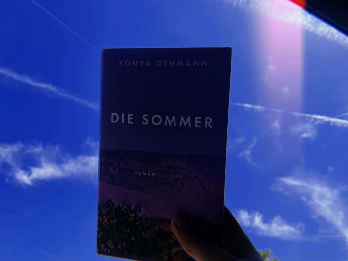 Ronya Othmann schreibt in ihrem Roman "Die Sommer" über eine zerrissene Welt voller Zärtlichkeit und Wut.