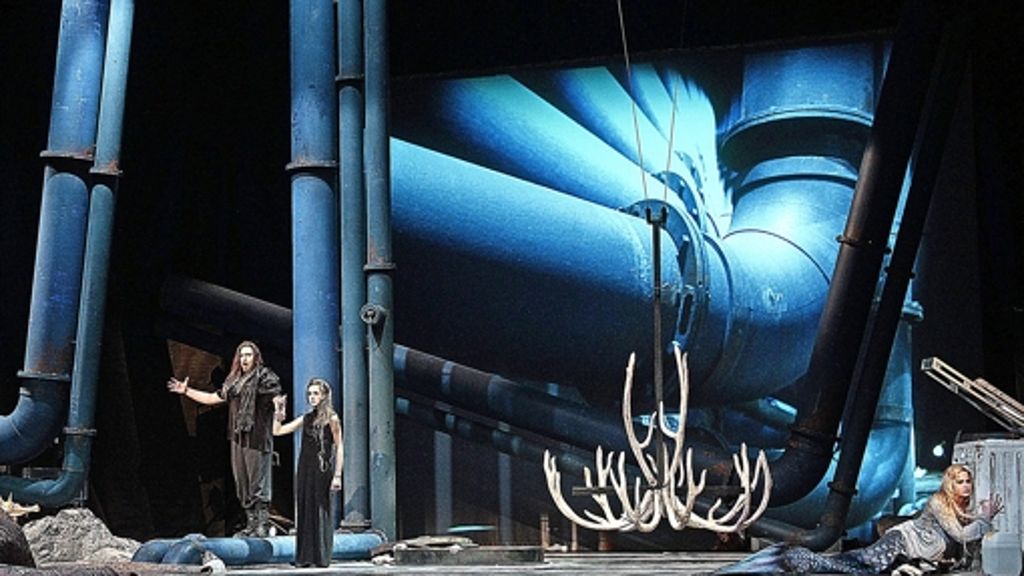  Die Kinderoper „Die Nixe“ hat in Ludwigsburg Premiere. Im Forum am Schlosspark wird die Geschichte von der Meerjungfrau, die sich in einen Menschen verliebt, erzählt. Die Musik stammt aus Antonín Dvoráks „Rusalka“. 