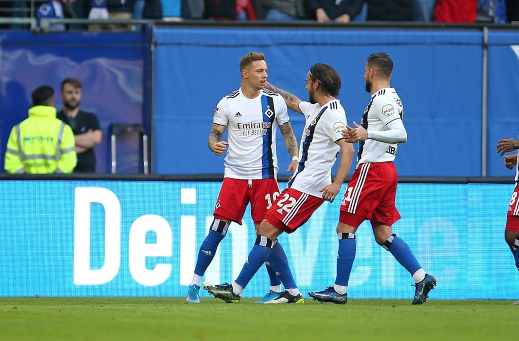 Torschütze Sonny Kittel lässt sich von Ex-VfB-Spieler Martin Harnik feiern.