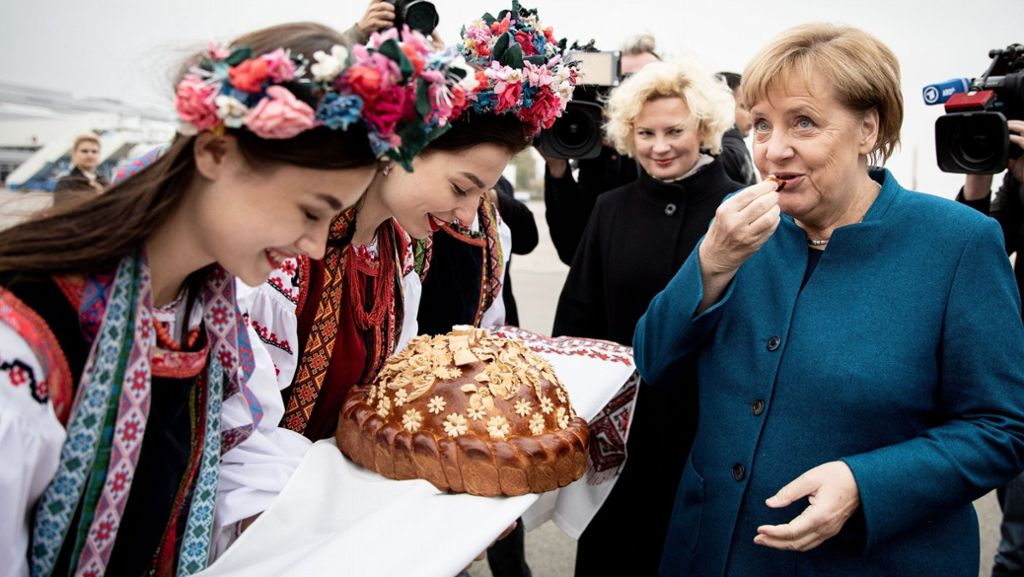  Auf ihrer ersten Auslandsreise nach dem angekündigten Rückzug vom CDU-Vorsitz erfährt die Kanzlerin in Kiew großen Rückhalt. Präsident Petro Poroschenko weiß: Angela Merkel hat viel für die Ukraine getan. Vollenden kann sie das Friedenswerk vermutlich nicht mehr. 