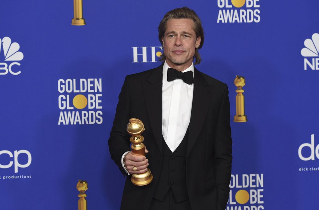Brad Pitt mit seinem Award.