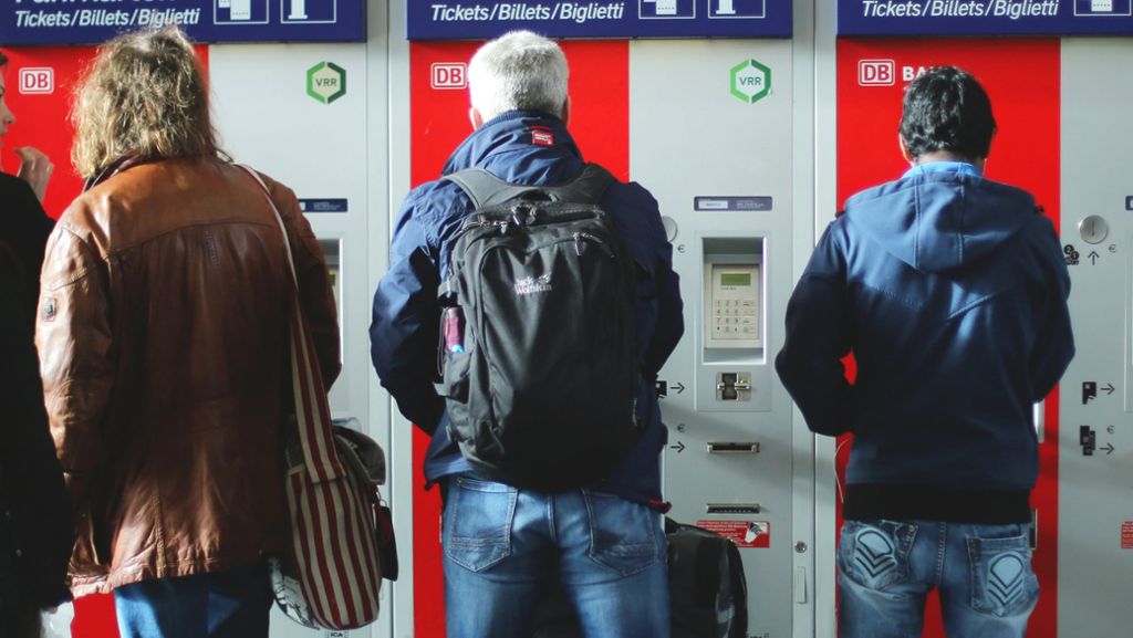  Die Deutsche Bahn erhöht die Preise einzelner Tickets. Vor allem Fahrkarten für den Fernverkehr werden teurer, aber auch Pendler und Vielfahrer werden zur Kasse gebeten. 