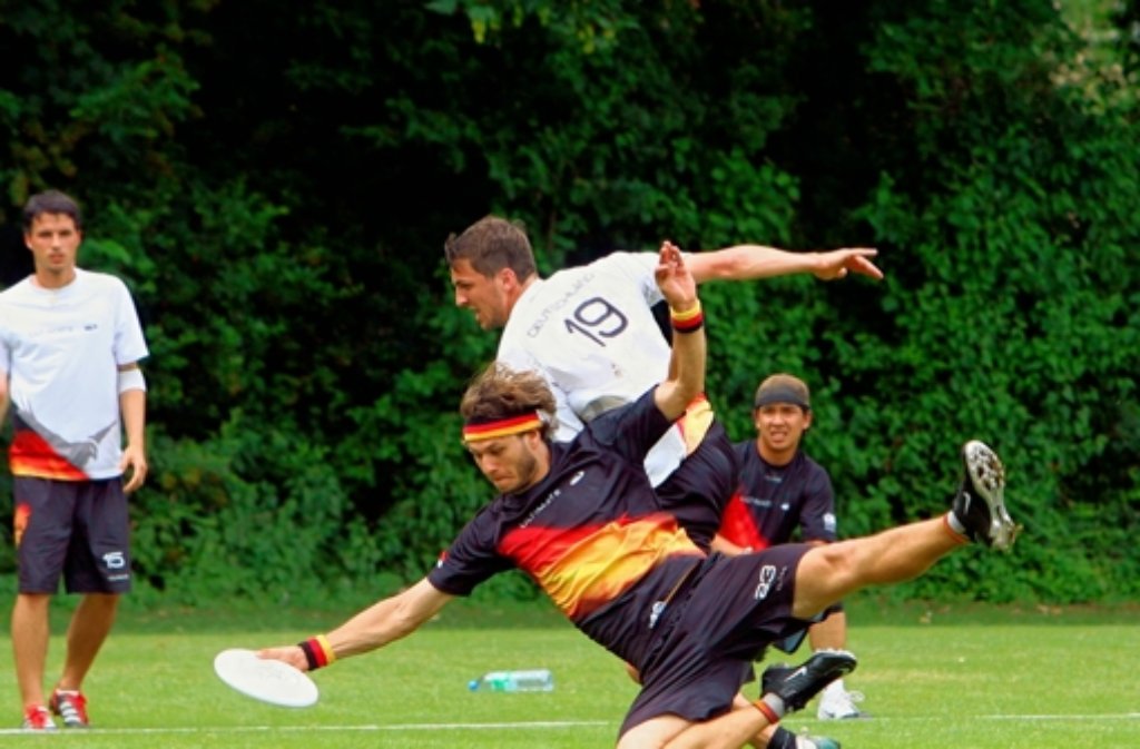 Ohne Einsatz geht es auch im körperlosen Sport Ultimate Frisbee nicht: Die Spieler entscheiden selbst, welche Aktion ein Foul ist. Foto: Gorr