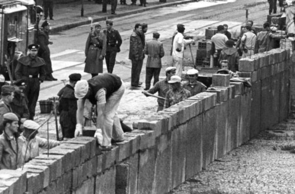 Für die Regierung der Bundesrepublik kommt der Mauerbau aus heiterem Himmel. Erst am 10. August erhält der Bundesnachrichtendienst Hinweise, dass die DDR einen solchen Schritt plant - zu spät, um ihn noch verhindern zu können.