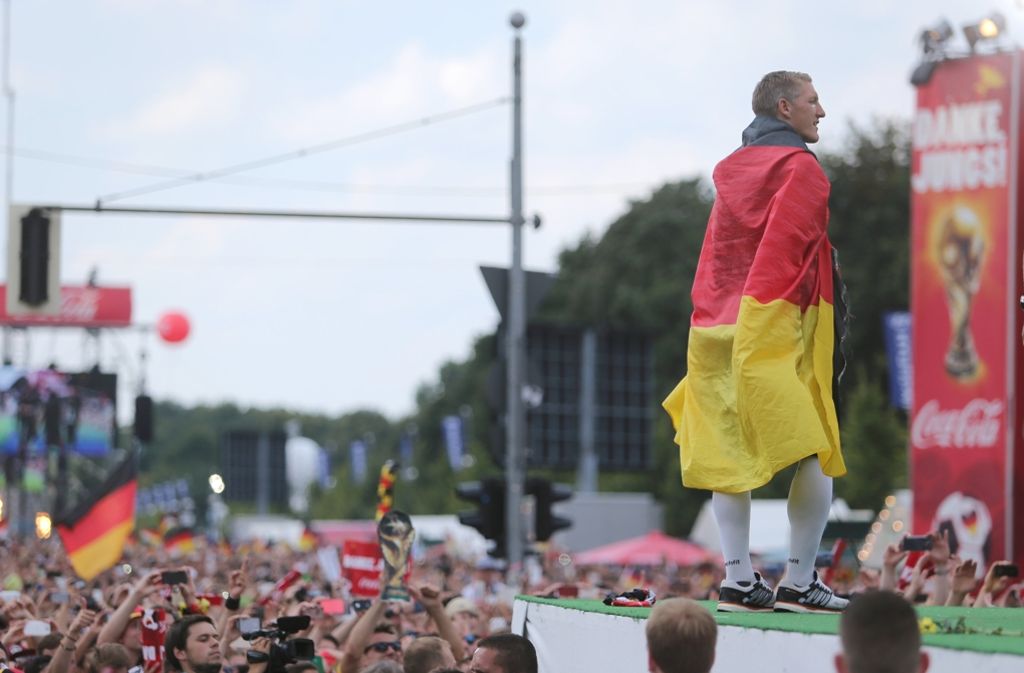 Der Titel stürzte Fußball-Deutschland in einen kollektiven Freudentaumel: Schweinsteiger auf der Fanmeile in Berlin.