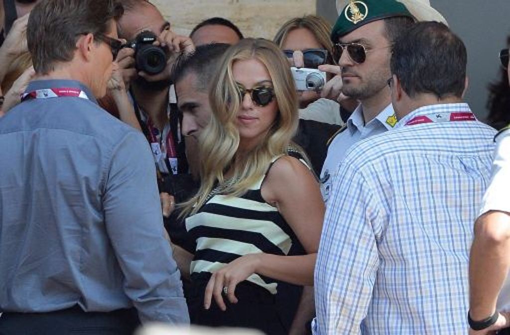 Scarlett Johansson umringt von Fotografen - beim Filmfestival in Venedig ...