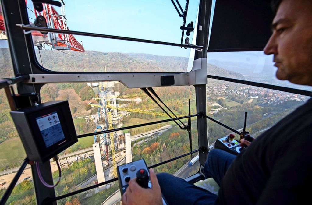 Einer der luftigsten Arbeitsplätze des Landes: Kranführer beim Bau der Filstalbrücke. Der Sitz befindet sich 160 Meter über der Talsohle und 80 Meter über dem Boden.
