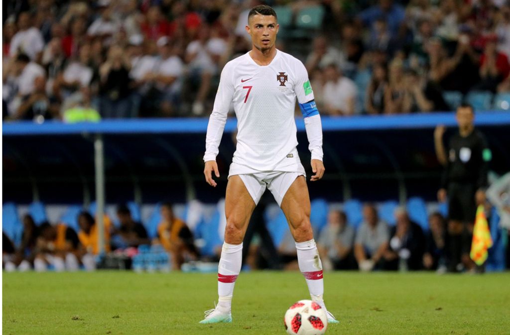 Andere krempeln die Ärmel hoch, er beim Freistoß die Hose – geholfen hat es allerdings nichts: Aus im Achtelfinale gegen Uruguay (1:2). Platz vier bei der Weltmeisterschaft 2006 in Deutschland bleibt für Cristiano Ronaldo damit das beste WM-Ergebnis.