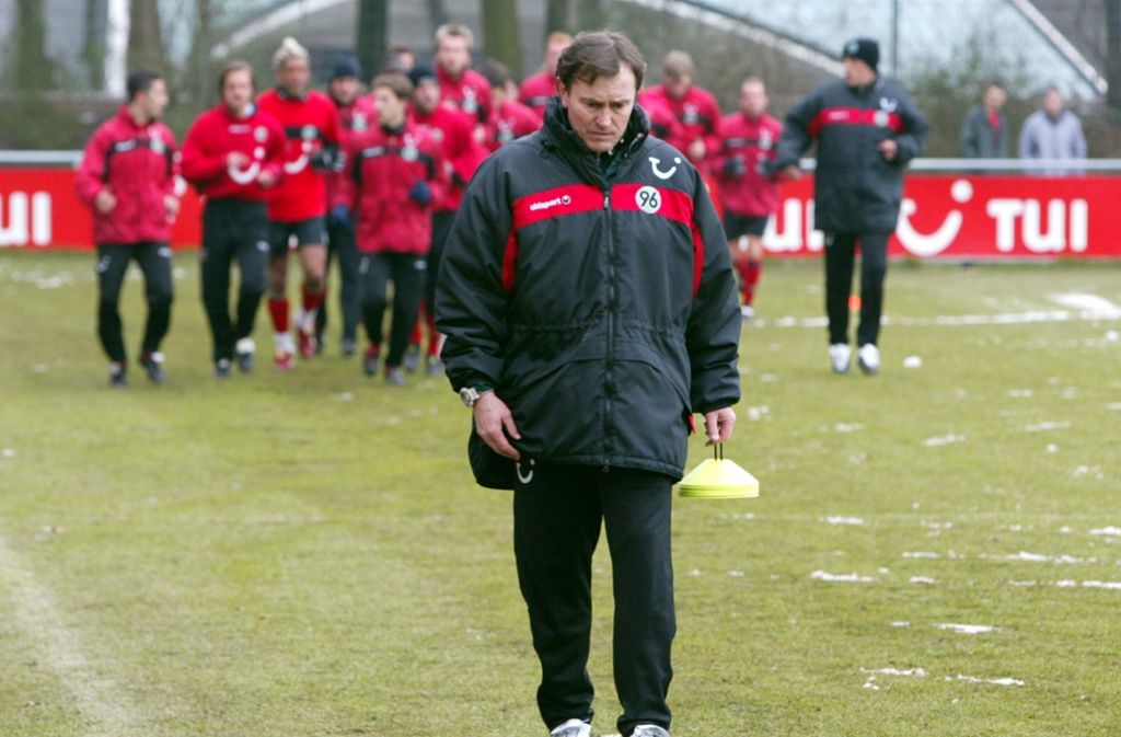 Als neuer Trainer des Fußball-Bundesligisten Hannover 96 kam Ewald Lienen im März 2004 zum Verein.