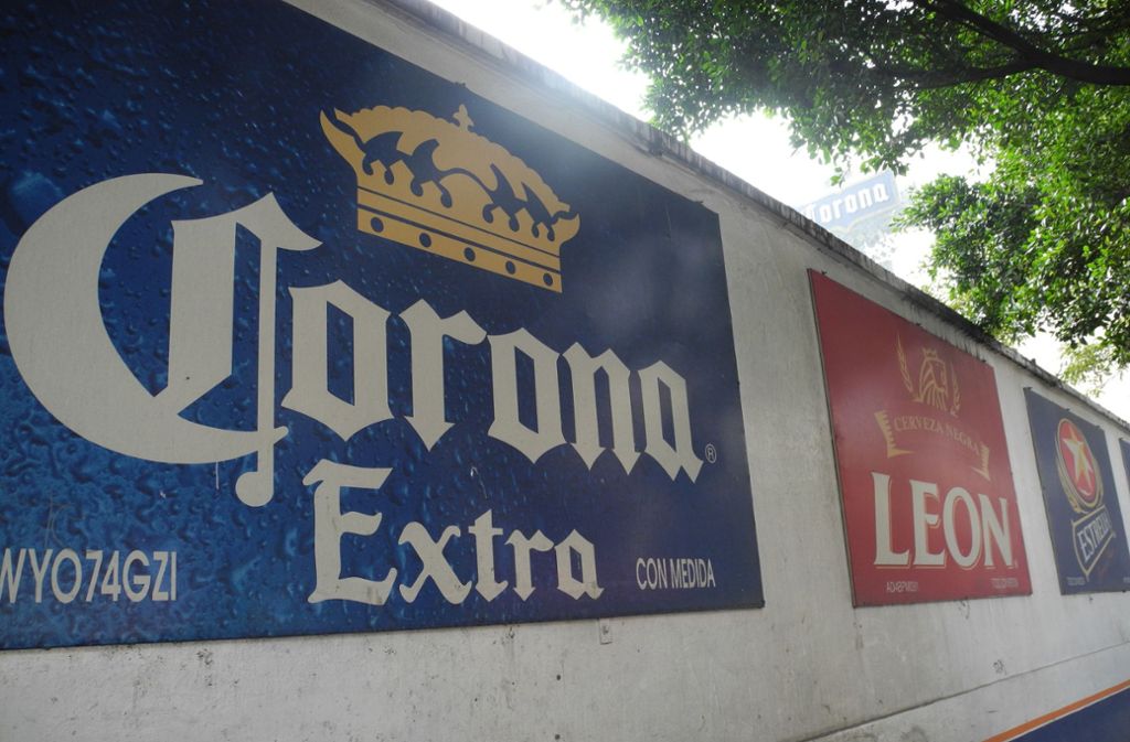 Corona-Bier gehört zu den weltweit meistkonsumierten Biermarken. Wie geht das Unternehmen mit dem Coronavirus um? (Archivbild) Foto: dpa/Denis Düttmann