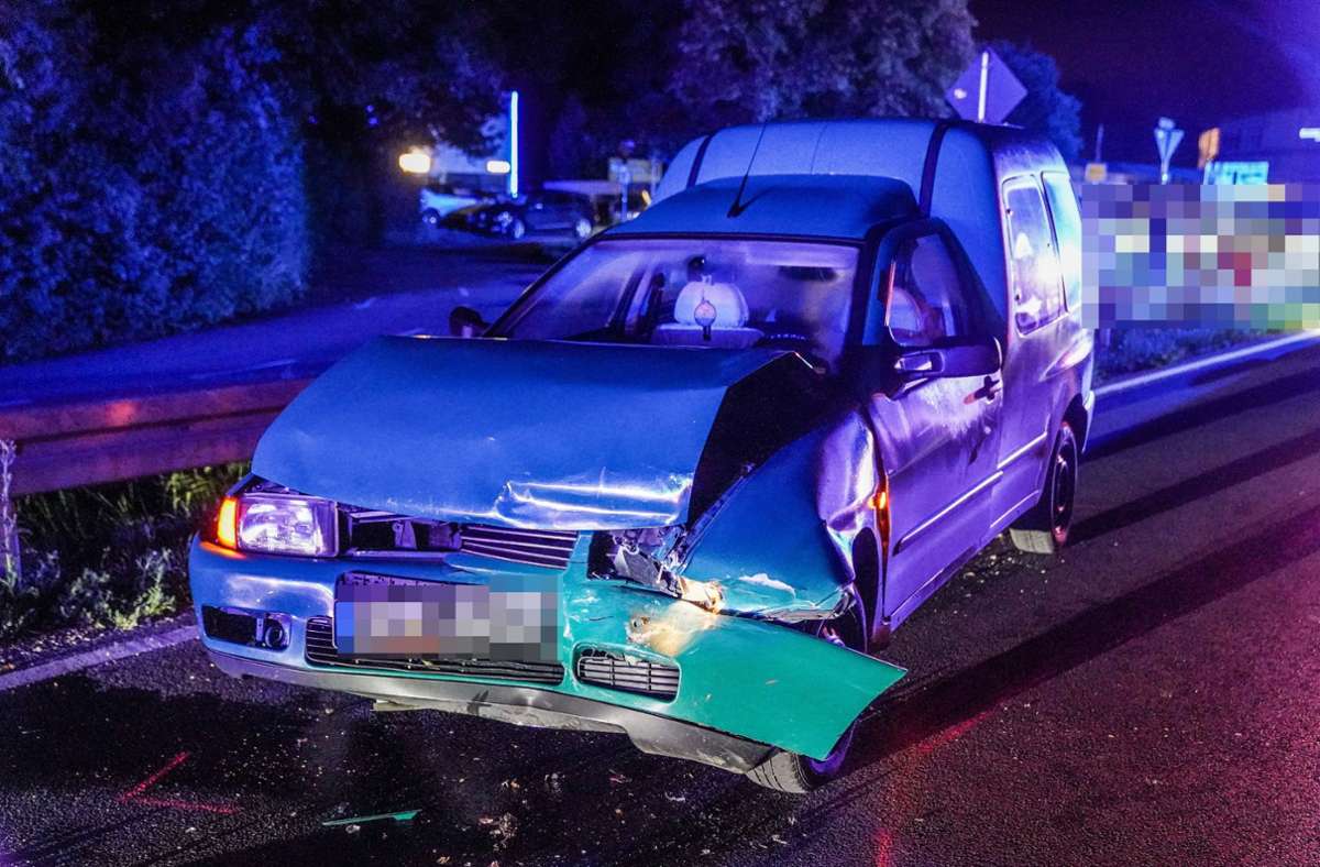Der 19-jährige Fahrer eines VW-Caddy erkannte die Situation zu spät und krachte in das vor ihm haltende Auto.