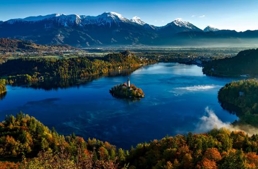 In Slowenien erleben Fahrradfahrer ein Naturspektakel vom feinsten. Das schöne Land ist vor allem für seine Berge und Seen bekannt. Zu sehen hier: Der malerische See in Bled.