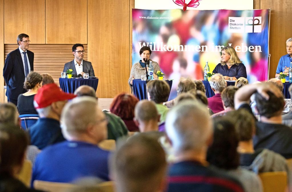 Die Bundestagskandidaten (von links) Salahdin Koban (CDU), Andrea Sieber (Grüne), Sybille Mack (SPD)   und Reinhard Neudorfer  (Linke)  im voll besetzten Saal. Foto: Eppler