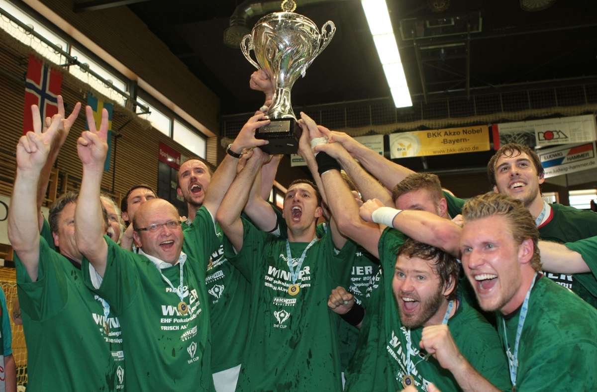 Die Mannschaft von Frisch Auf Göppingen feiert den EHF-Pokal-Sieg 2011 in Elsenfeld nach dem Endspielsieg gegen den TV Großwallstadt. Foto: Baumann/Julia Rahn