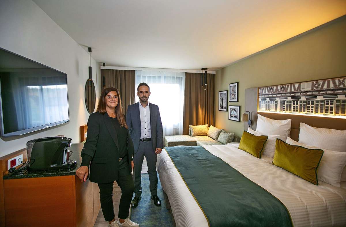Hotelmanagerin Tanja Pielich und Esslingen-live-Chef Johannes Schneiderhan gewähren einen Blick in die Zukunft des Hotels. Foto: Roberto Bulgri/n