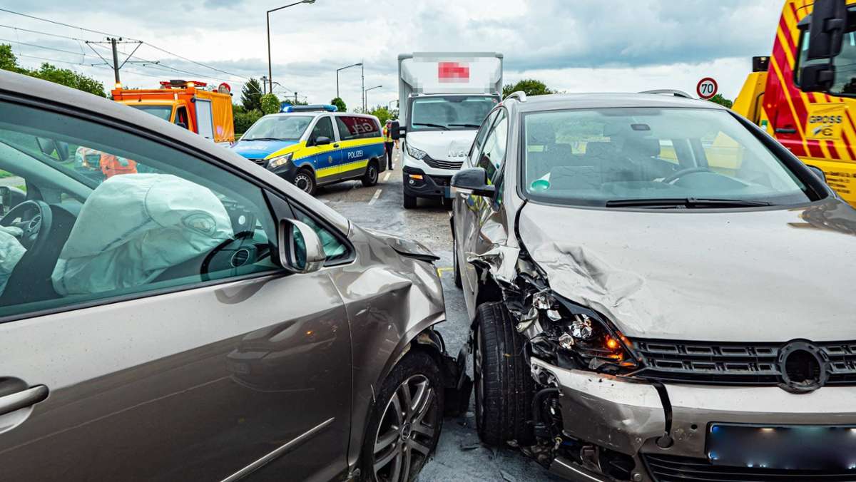 Abendeckkreuzung in Ostfildern: Schwerer Unfall mit drei Fahrzeugen