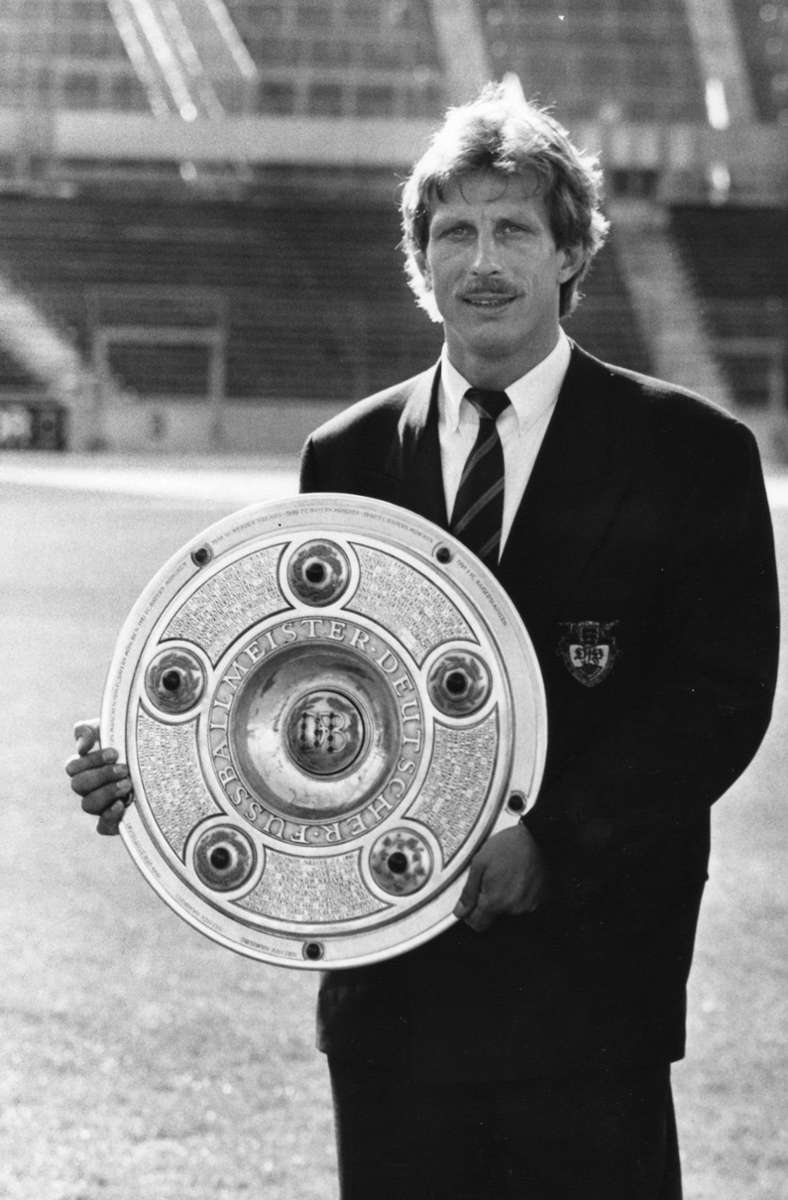 Ebenfalls 1994 wechselte Christoph Daum in die Türkei: vom VfB Stuttgart zu Beşiktaş Istanbul, wo er zunächst nur zwei Jahre blieb. Nach vier Jahren bei Bayer 04 Leverkusen kam er zurück zu Beşiktaş. Im Verlauf seiner Karriere hatte er außerdem zwei Stationen bei Fenerbahçe. Das Bild zeigt Daum 1992 mit Meisterschale des VfB Stuttgart.