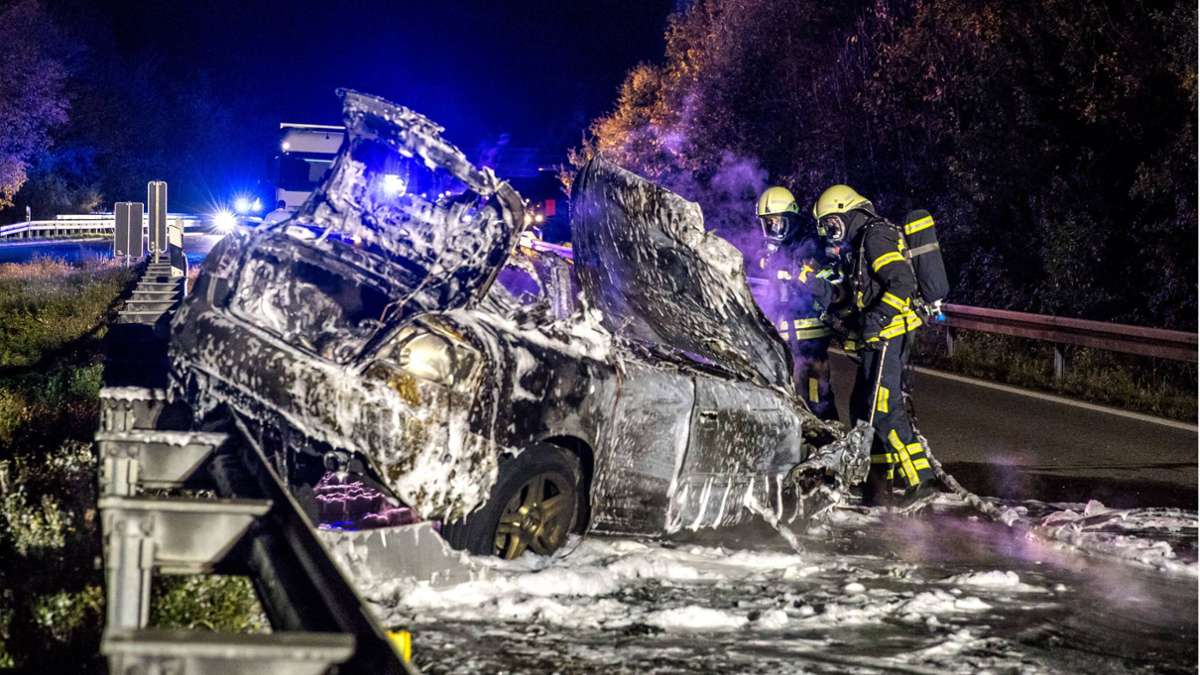 B29 bei Waiblingen: Auto fängt nach Unfall mit Lastwagen Feuer –  Fahrer flüchtet