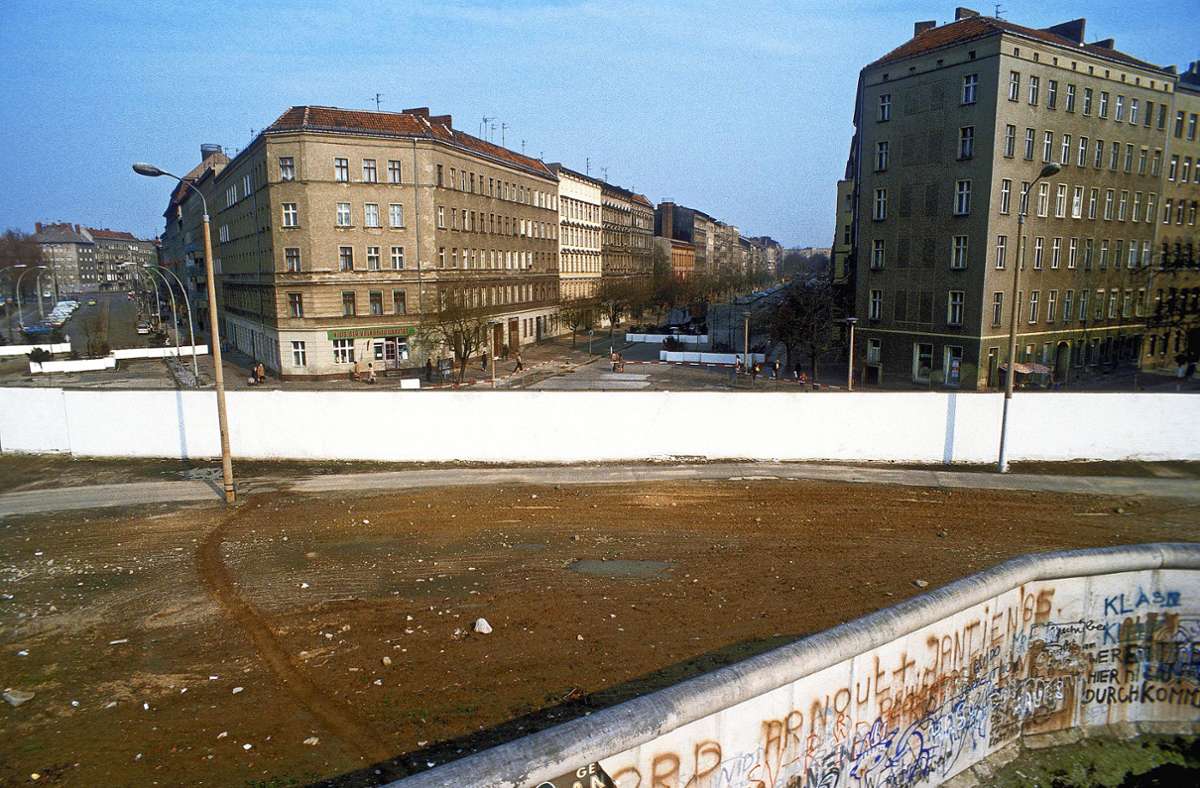 Deutsch-deutsche Grenze: So sah es hier in den 1980ern aus: Mauerstreifen an der Bernauer Straße / Ecke Schwedter Straße in Berlin-Prenzlauer Berg.