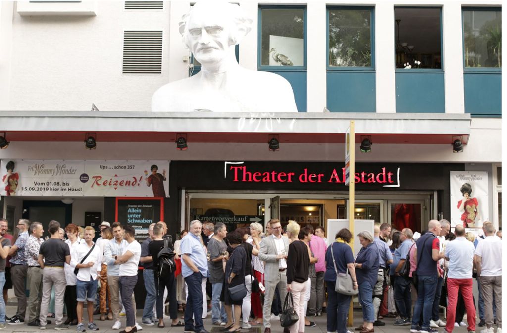 Premierenpublikum vor dem Theater der Altstadt.