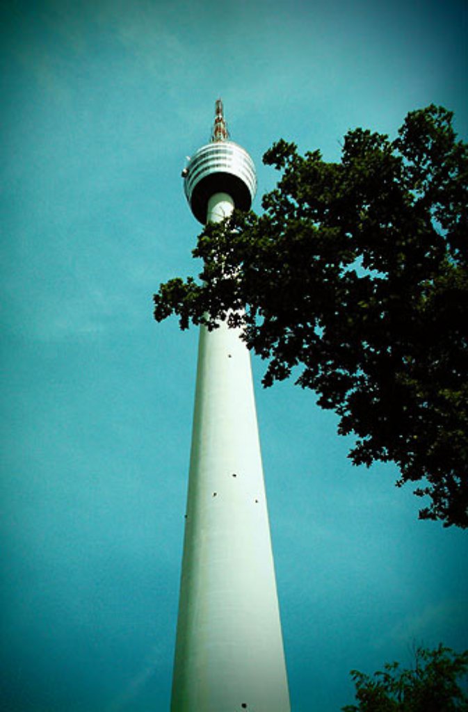 Jan Eschweilers Fernsehturm ragt wie eine spitze Nadel in den Degerlocher Himmel.