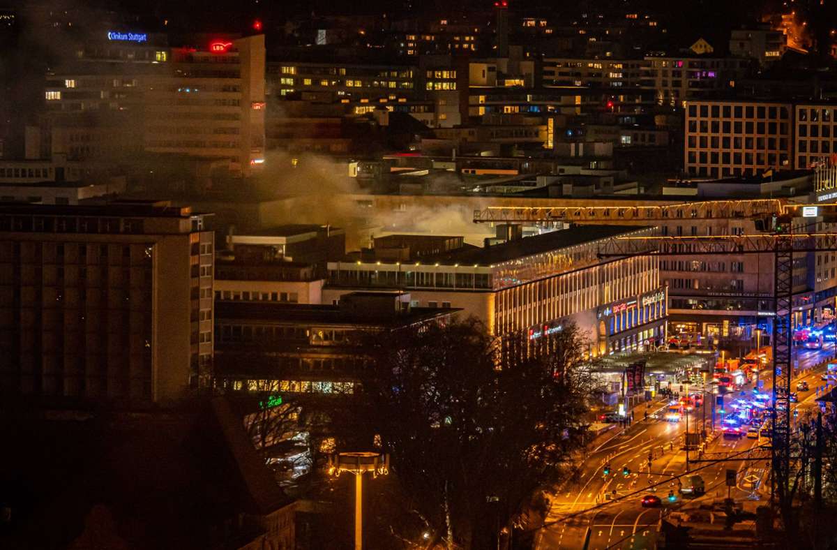 Wegen des Einsatzes sind in der Nacht mehrere Straßen nahe des Stuttgarter Hauptbahnhofs gesperrt gewesen. Foto: 7aktuell.de/Alexander Hald