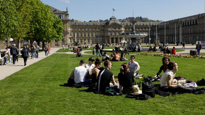 Sonne und warme Temperaturen: Stuttgarter genießen den Frühlingstag in der City