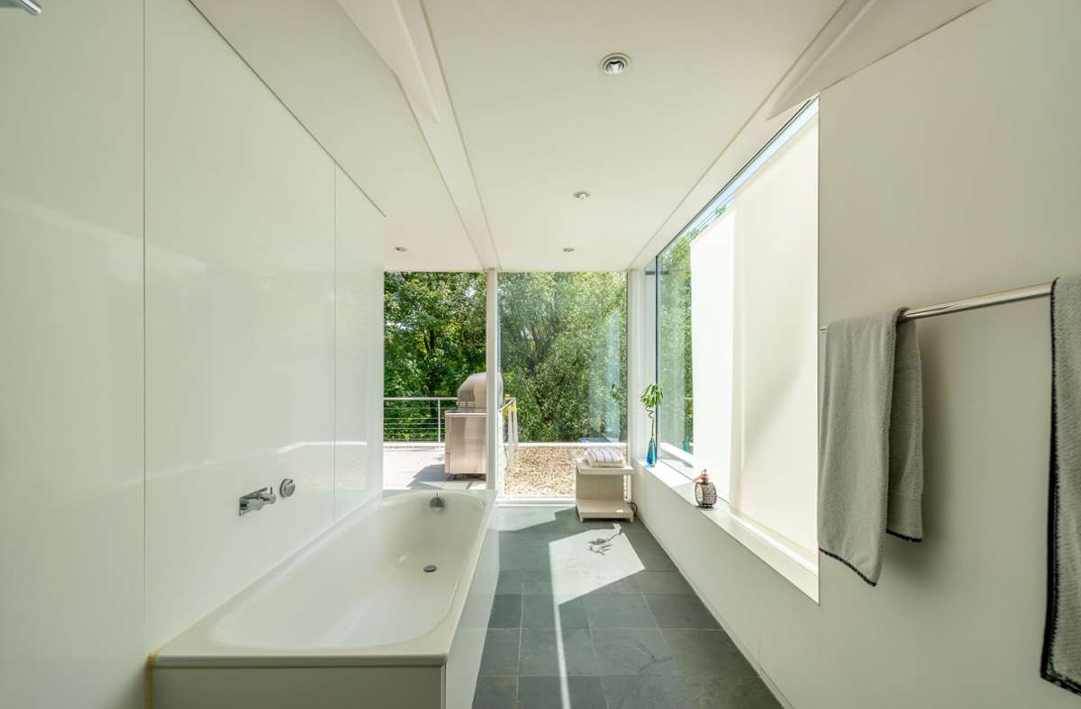 Auch im Bad ist die Reduktion als architektonisches Konzept klar erkennbar.