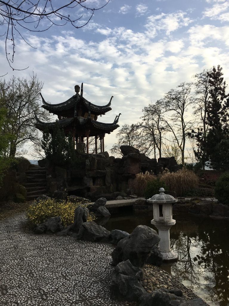 Wer schon bei der Haltestelle "Im Kaisemer" aussteigt, kann vom Chinesischen Garten aus...