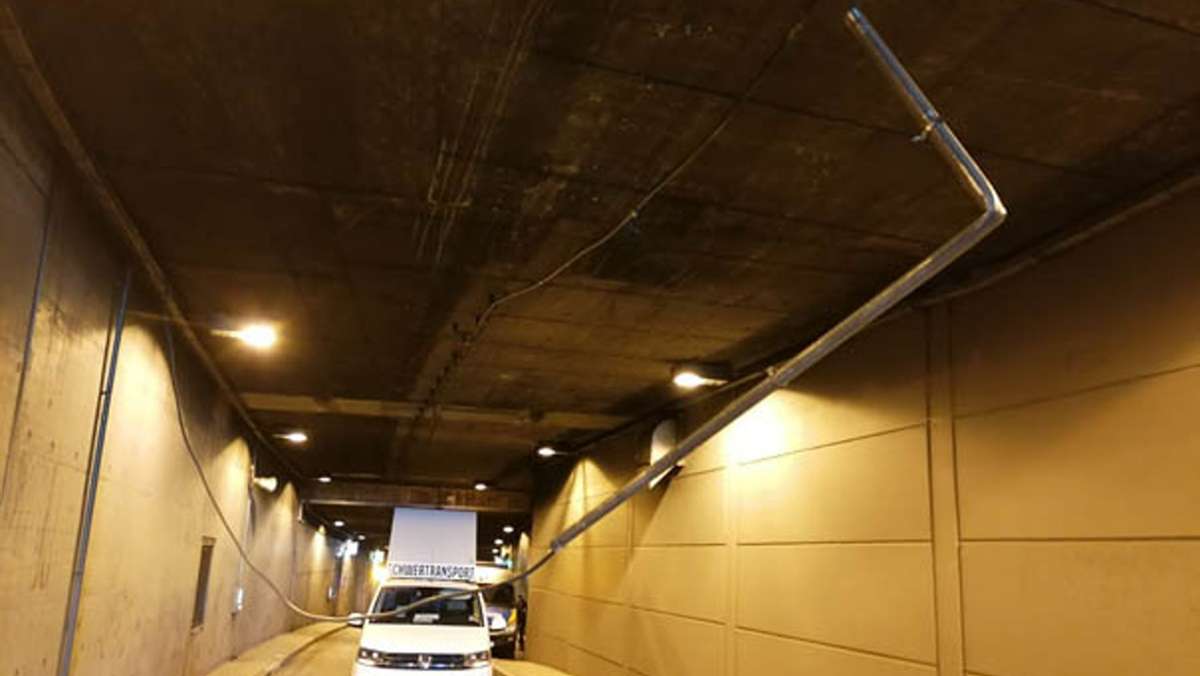 Unfall in Stuttgart-Mitte: Lkw bleibt an Decke hängen – Planietunnel teilweise gesperrt