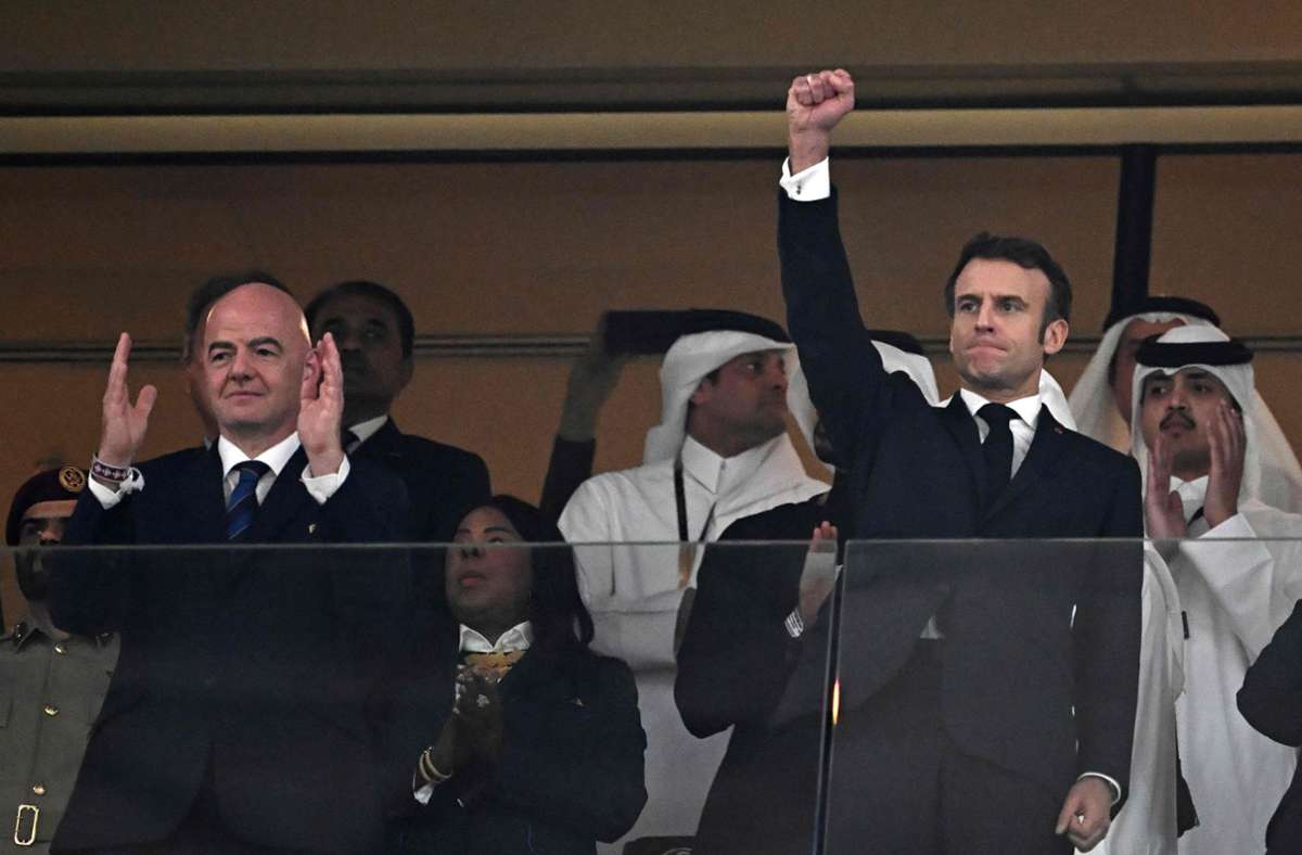 Der französische Präsident Emmanuel Macron (rechts) mit Fifa-Präsident Gianni Infantino