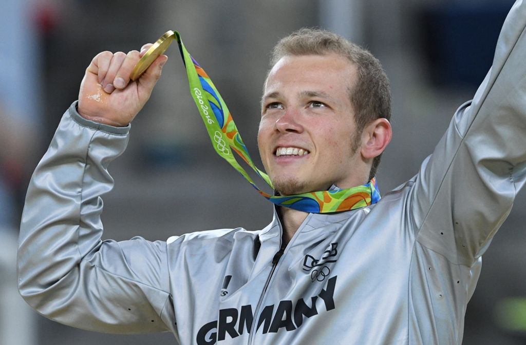 Nach Bronze in Peking 2008 und Silber in London 2012 kürte der deutsche Kunstturner Fabian Hambüchen sein bevorstehendes Karriereende bei den Olympischen Spielen in Rio mit einer Goldmedaille am Reck. Als Zeichen der Anerkennung bekam der das Reck vom Hersteller geschenkt.
