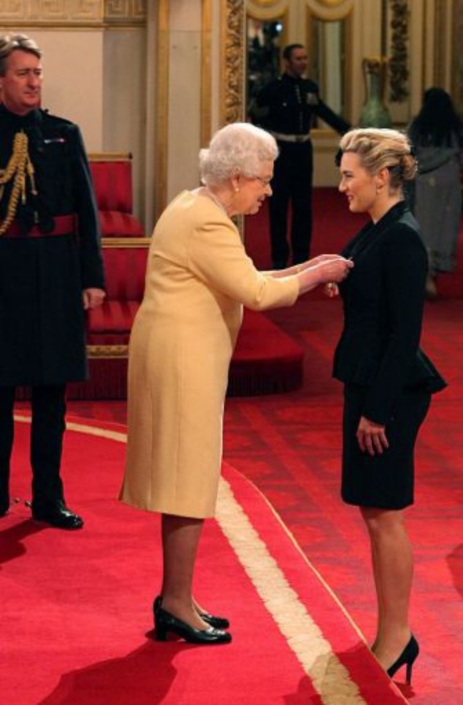Queen Elizabeth höchstpersönlich heftete der 37-Jährigen den Orden ans Rever.