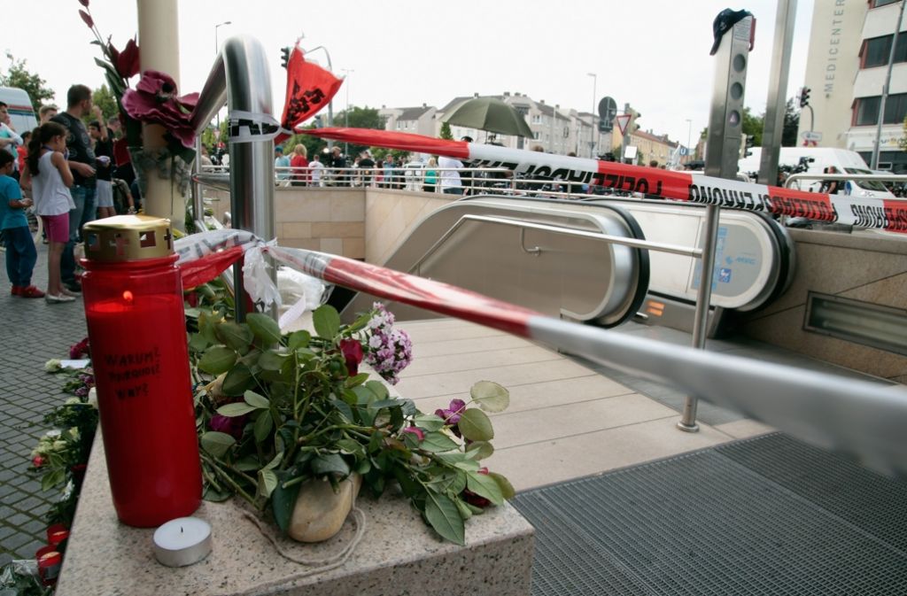In der Nähe des Tatorts haben Münchner Blumen und Kerzen abgelegt.