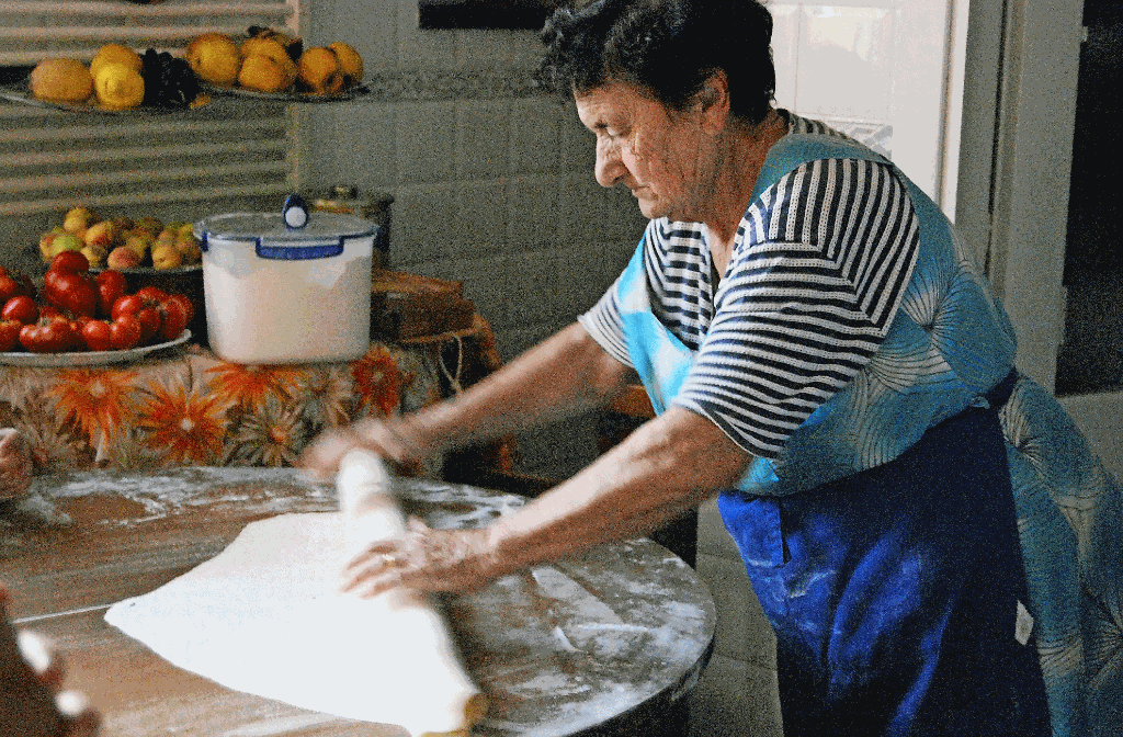 Elena Barrani rollt den Pastateig aus.