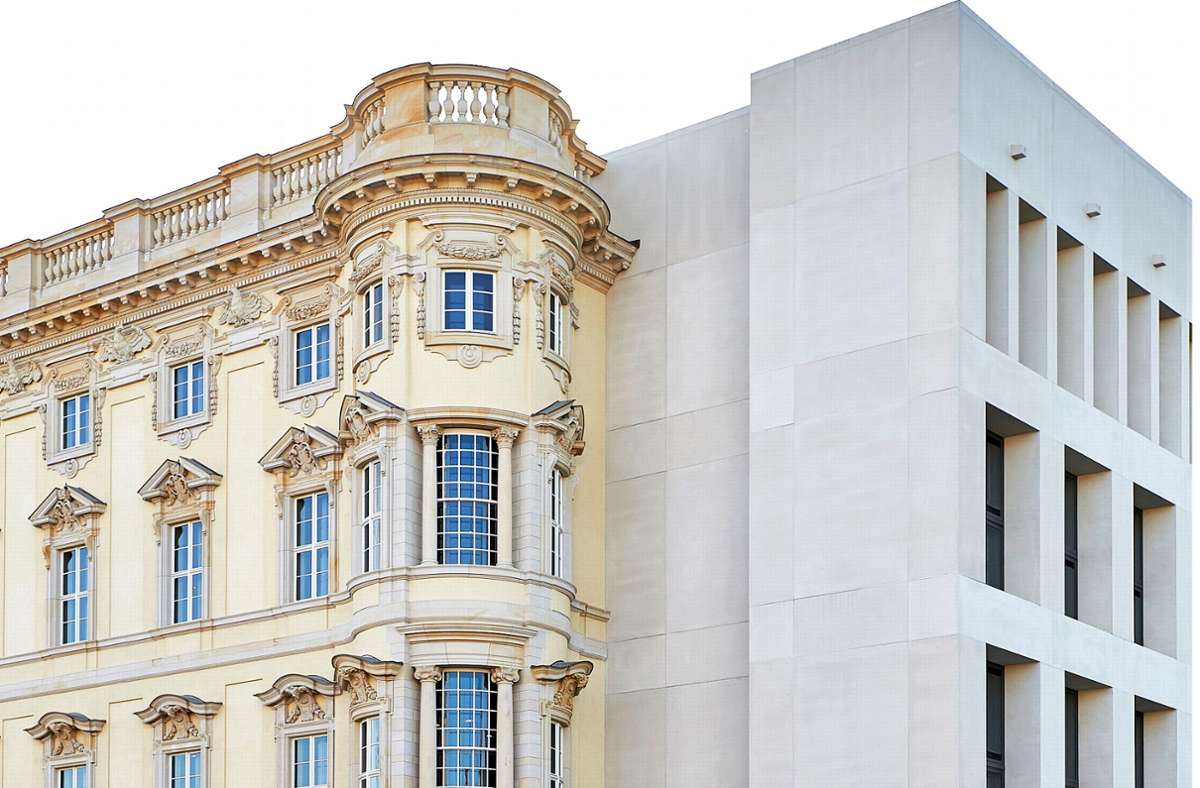 Auf Alt getrimmte Fassaden treffen auf moderne Raster-Optik: Blick auf die Ost- und die Südfassade
