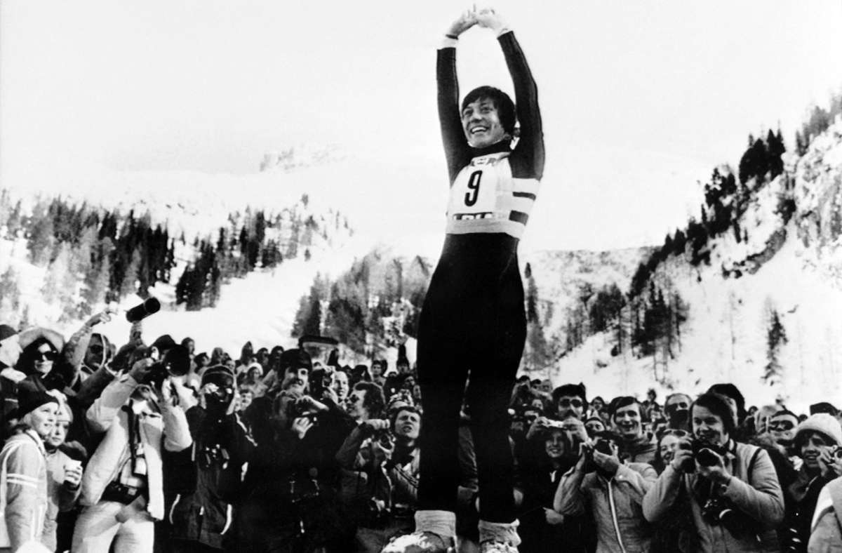 Bei den Olympischen Winterspielen 1976 in Innsbruck gewinnt Mittermaier Gold in der Abfahrt und im Slalom, zudem Silber im Riesenslalom.