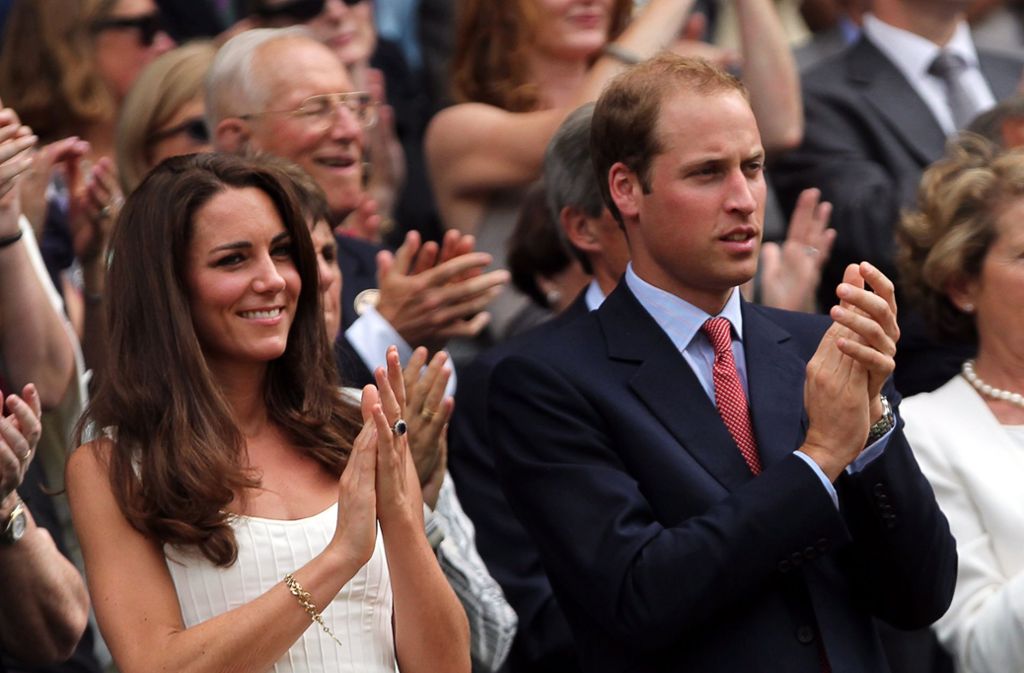 2011: Ihren ersten Wimbledon-Besuch als Herzogin von Cambridge absolvierte Kate in einem weißen Kleid von Temperley mit raffinierten Trägern.
