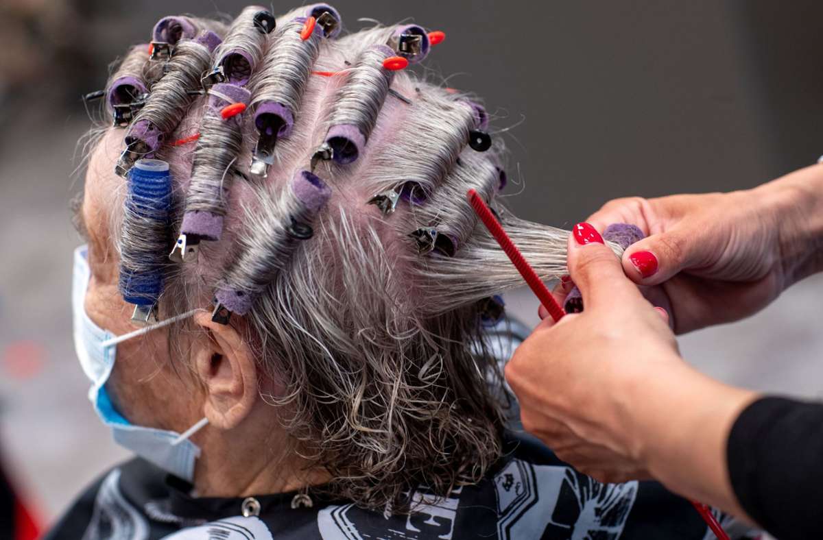 Gerade ältere Damen schätzen den Friseurbesuch – ab Anfang März dürfen sie wieder Termine machen. Foto: dpa/Jens Büttner