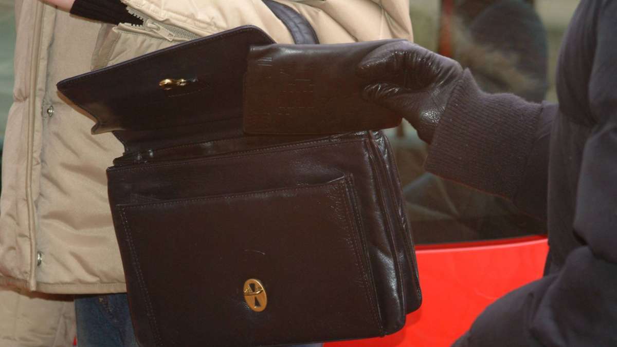 Handtaschenraub in Bad Cannstatt: Zeuge bringt Täter zu Fall und nimmt ihm Teil der Beute ab