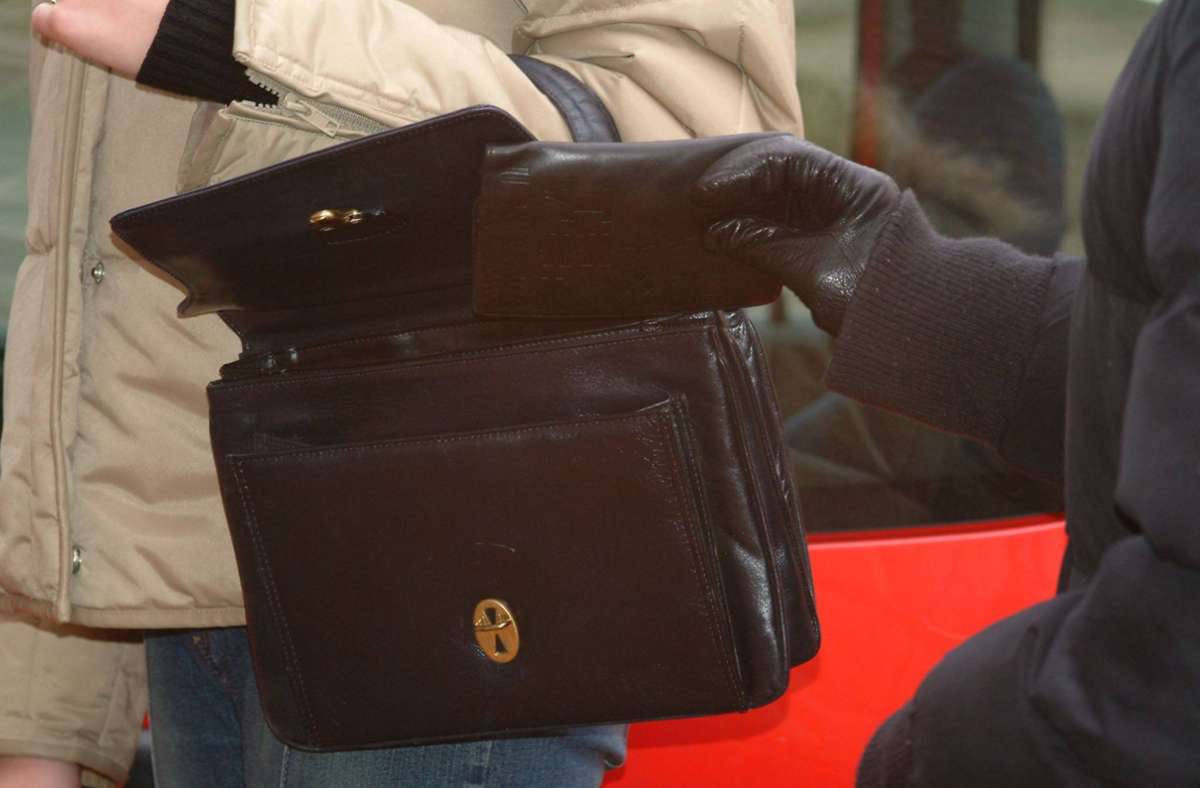 Der Unbekannte stahl der Seniorin die Handtasche. (Symbolbild) Foto: imago/Becker&Bredel/bub